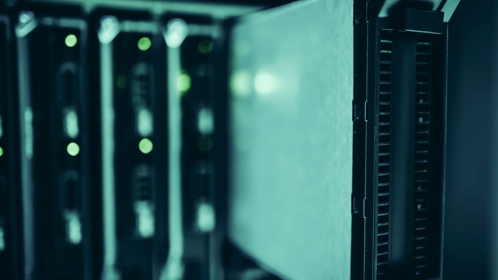 Racks de servidores con luces encendidas en un centro de datos.